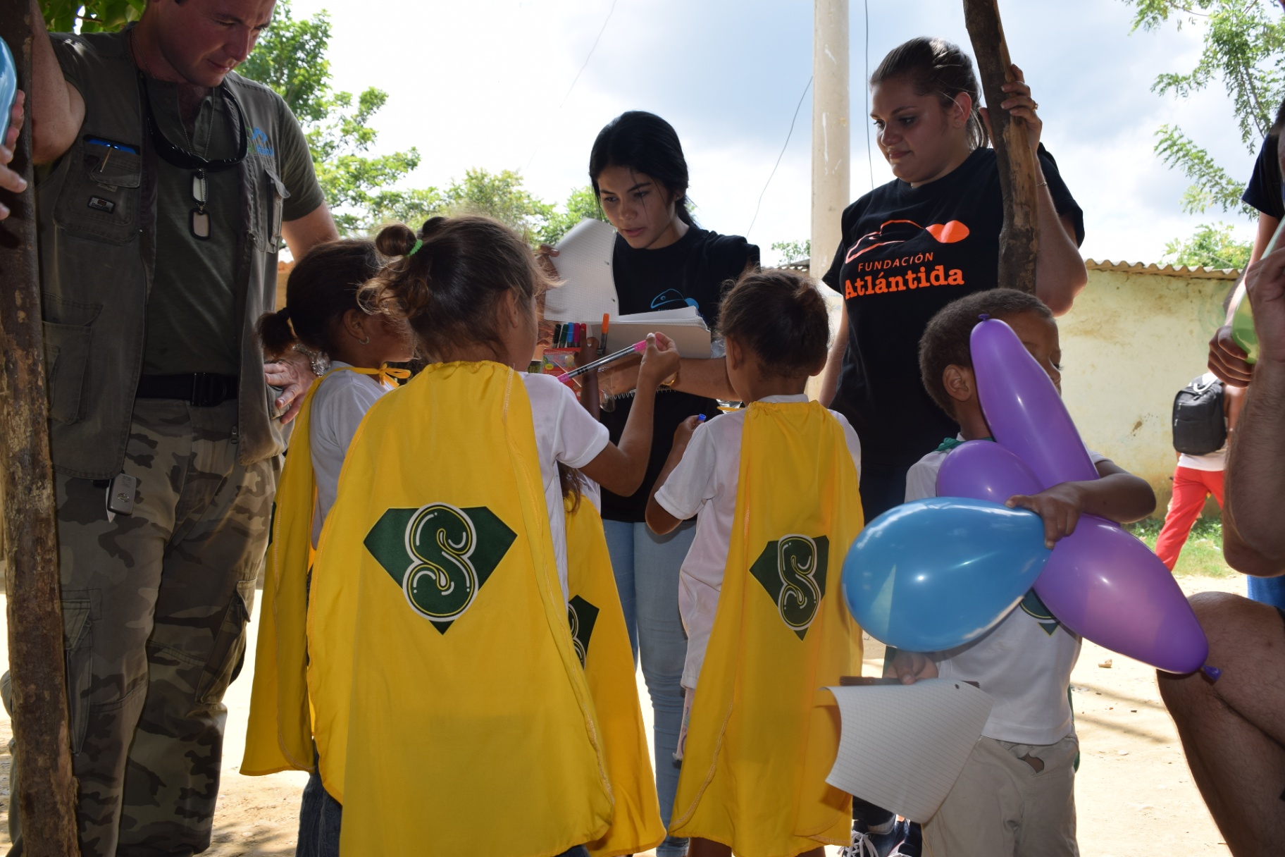 Niños de comunidades vulnerables acompañados por Fundación Atlántida